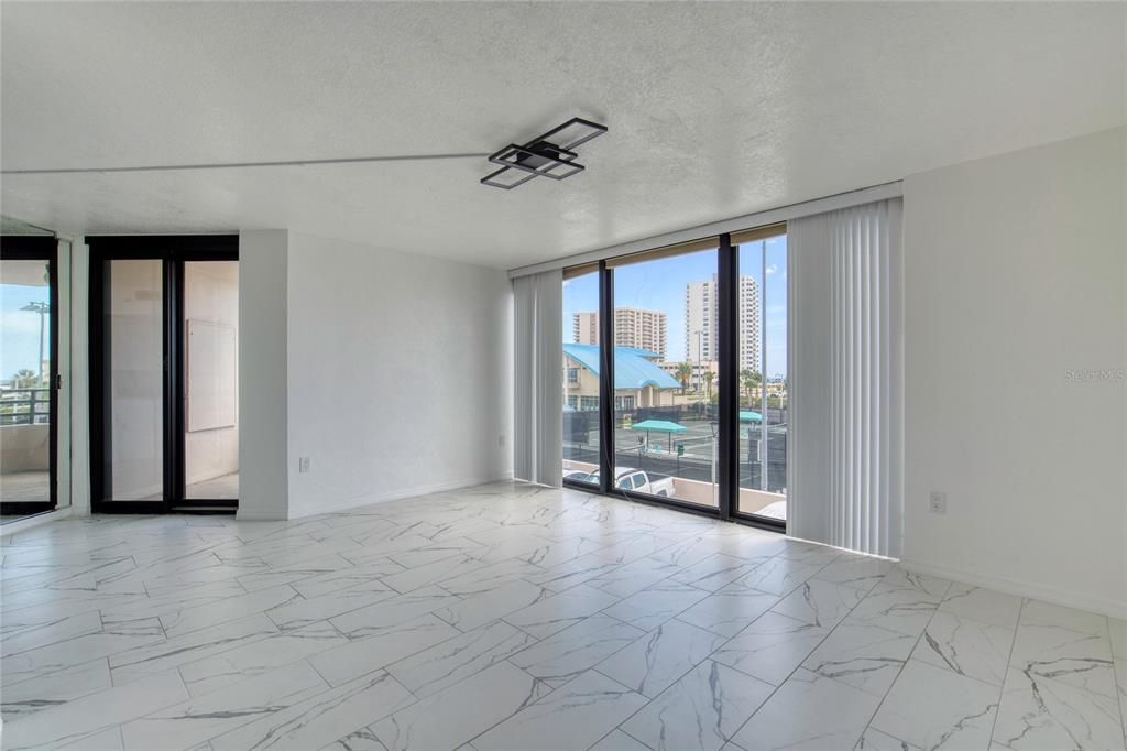 Active With Contract: $130,000 (1 beds, 1 baths, 1010 Square Feet)