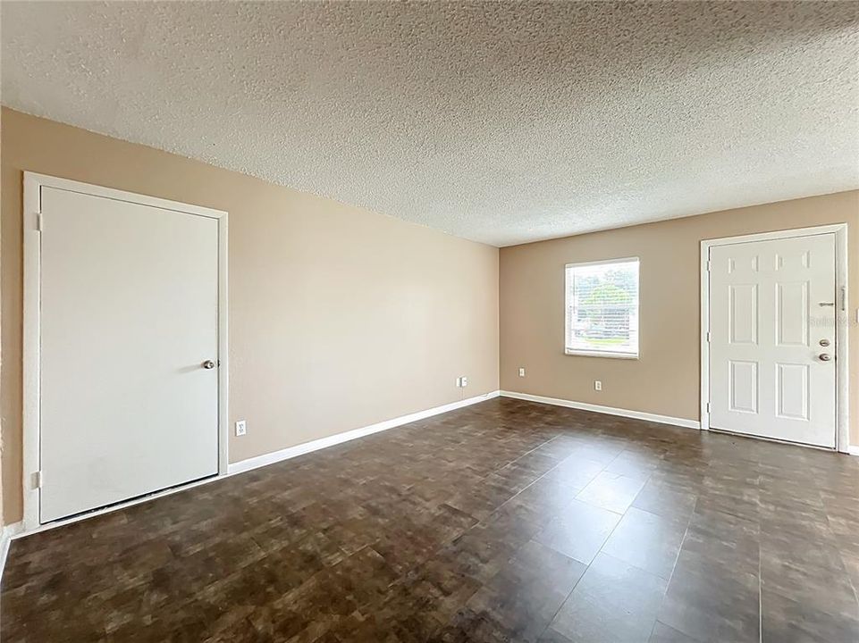 合同活跃: $1,295 (2 贝兹, 2 浴室, 963 平方英尺)