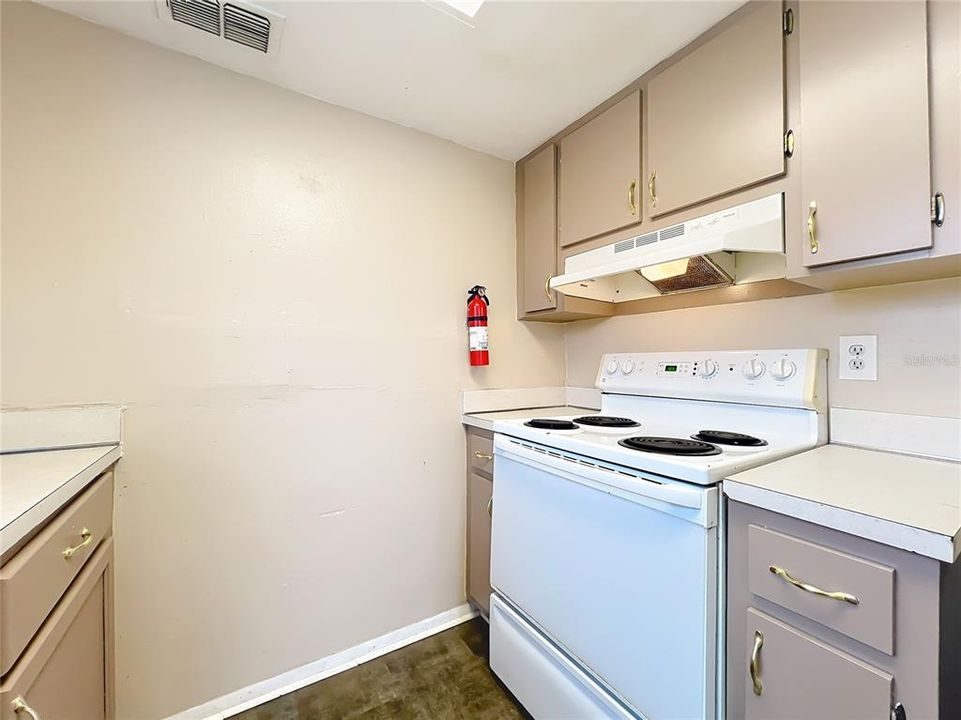 合同活跃: $1,295 (2 贝兹, 2 浴室, 963 平方英尺)