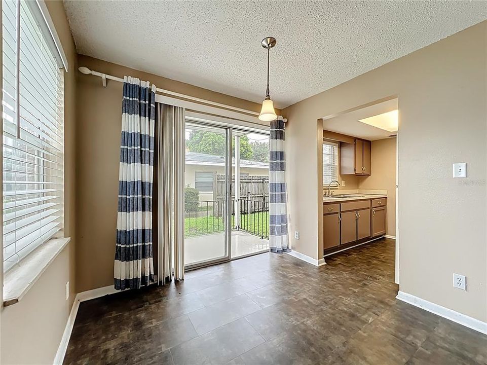 合同活跃: $1,295 (2 贝兹, 2 浴室, 963 平方英尺)