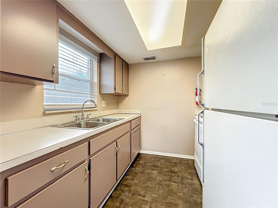 合同活跃: $1,295 (2 贝兹, 2 浴室, 963 平方英尺)