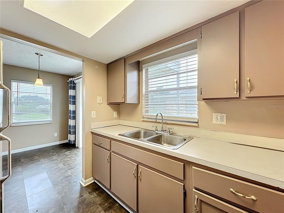 合同活跃: $1,295 (2 贝兹, 2 浴室, 963 平方英尺)