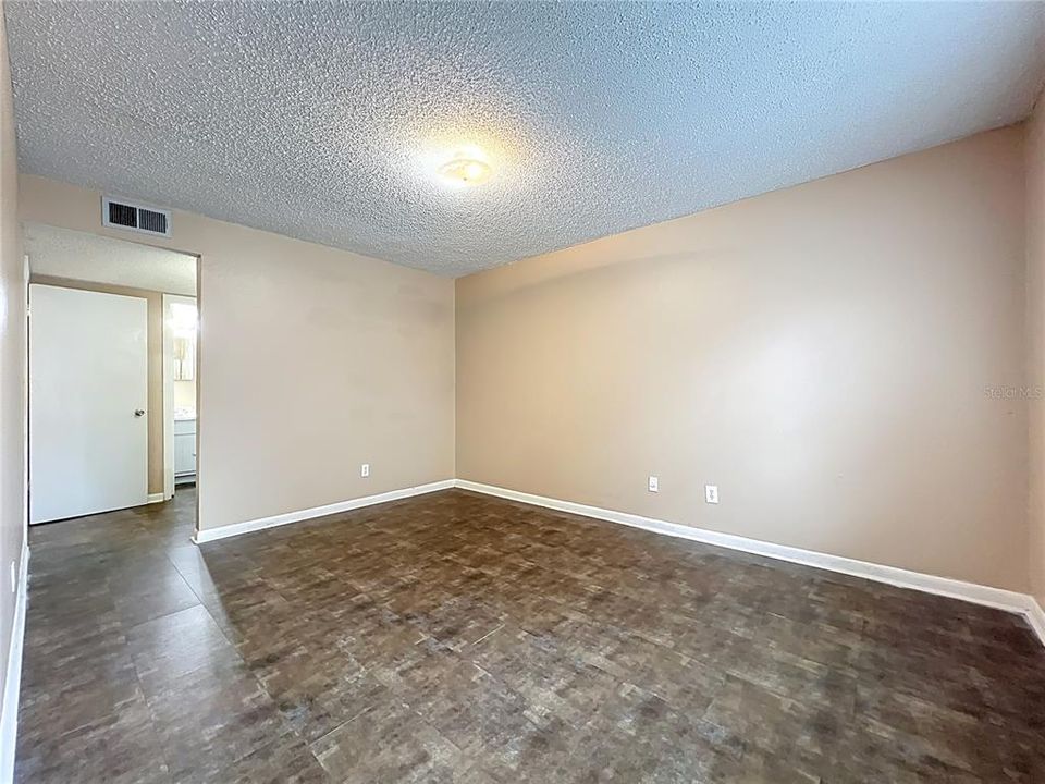 合同活跃: $1,295 (2 贝兹, 2 浴室, 963 平方英尺)