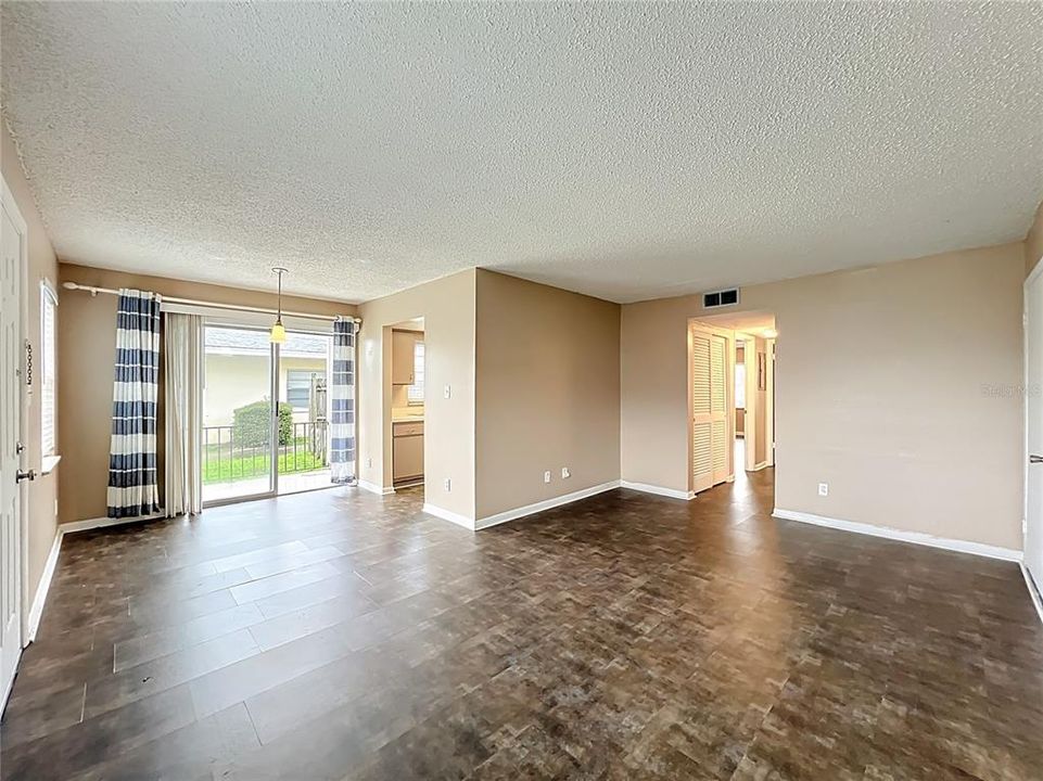 合同活跃: $1,295 (2 贝兹, 2 浴室, 963 平方英尺)