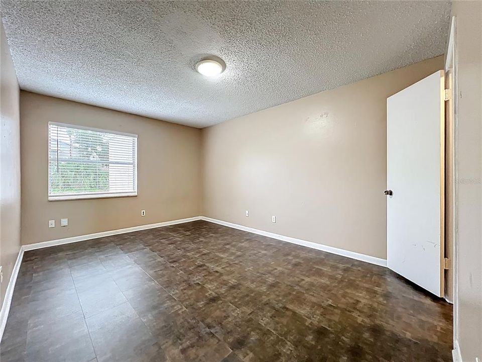 合同活跃: $1,295 (2 贝兹, 2 浴室, 963 平方英尺)