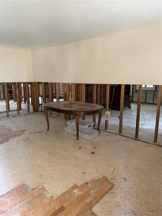 Под контрактом: $650,000 (3 спален, 3 ванн, 2200 Квадратных фут)