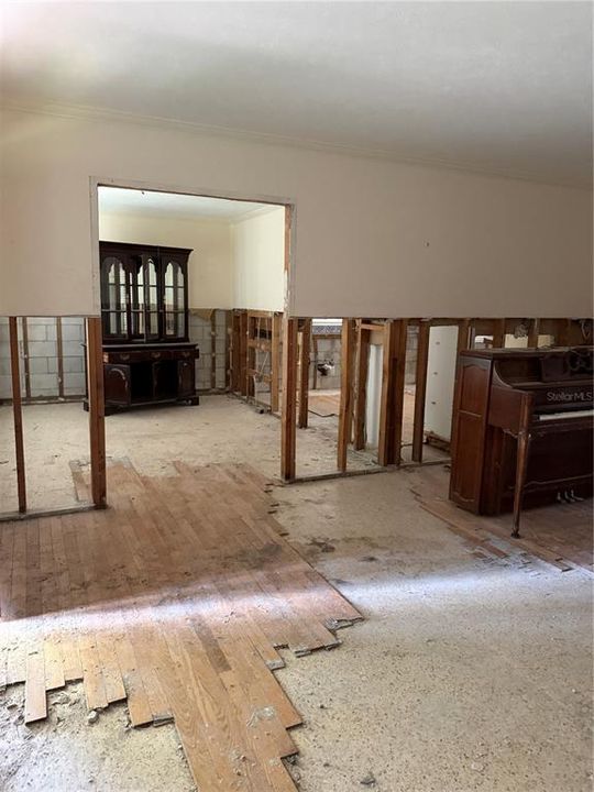 Под контрактом: $650,000 (3 спален, 3 ванн, 2200 Квадратных фут)