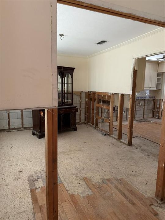 Под контрактом: $650,000 (3 спален, 3 ванн, 2200 Квадратных фут)