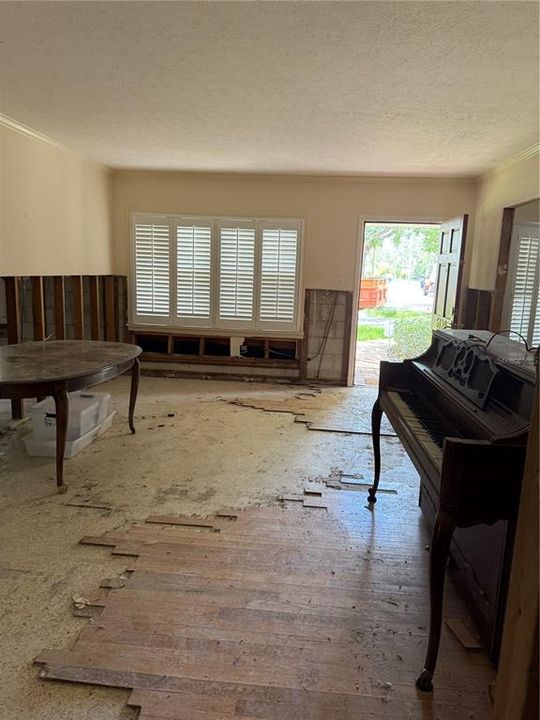 Под контрактом: $650,000 (3 спален, 3 ванн, 2200 Квадратных фут)