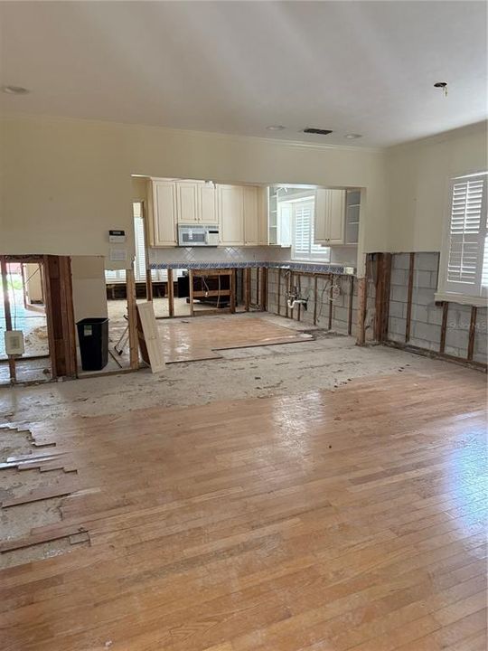 Под контрактом: $650,000 (3 спален, 3 ванн, 2200 Квадратных фут)