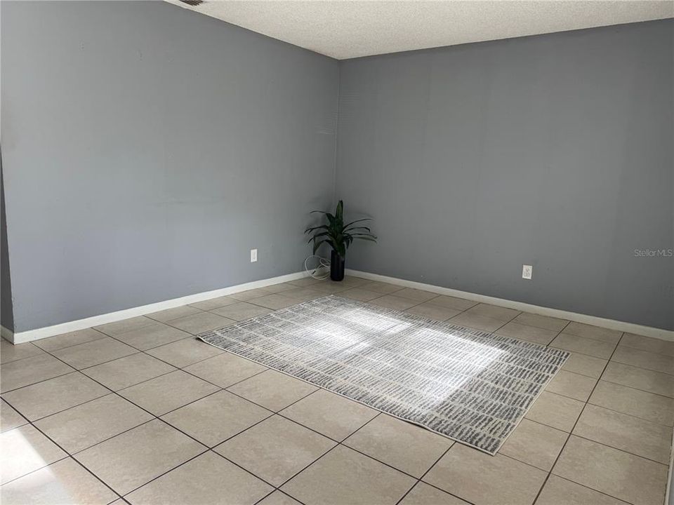 合同活跃: $255,000 (3 贝兹, 2 浴室, 1050 平方英尺)