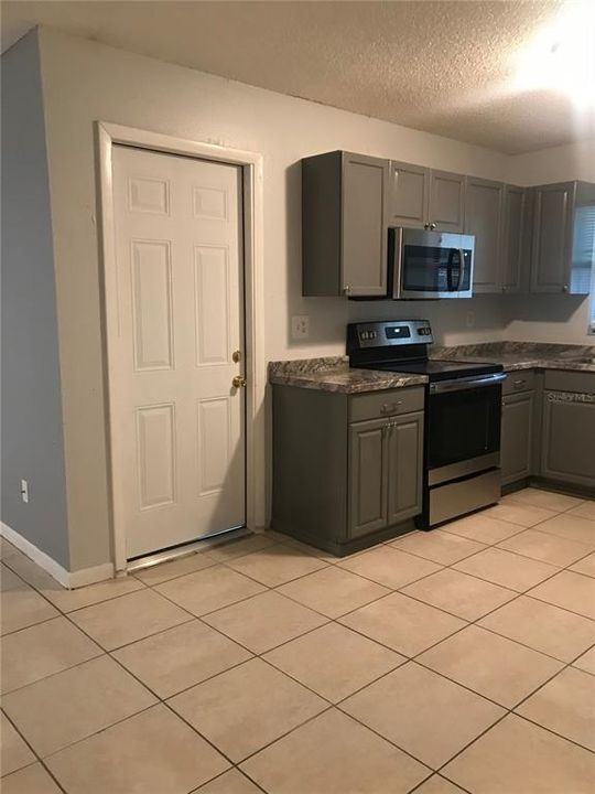 合同活跃: $255,000 (3 贝兹, 2 浴室, 1050 平方英尺)