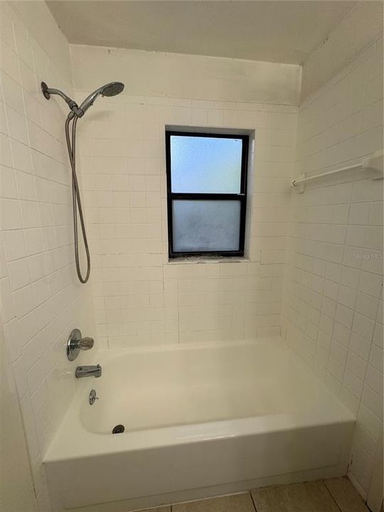 合同活跃: $255,000 (3 贝兹, 2 浴室, 1050 平方英尺)