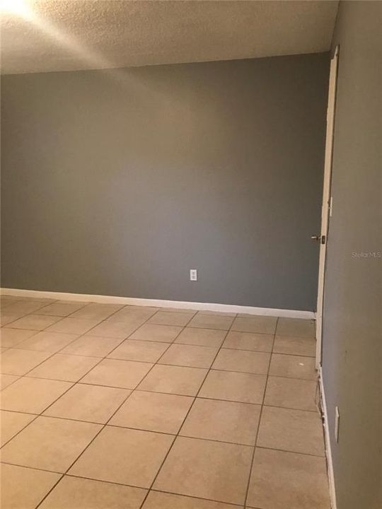 合同活跃: $255,000 (3 贝兹, 2 浴室, 1050 平方英尺)