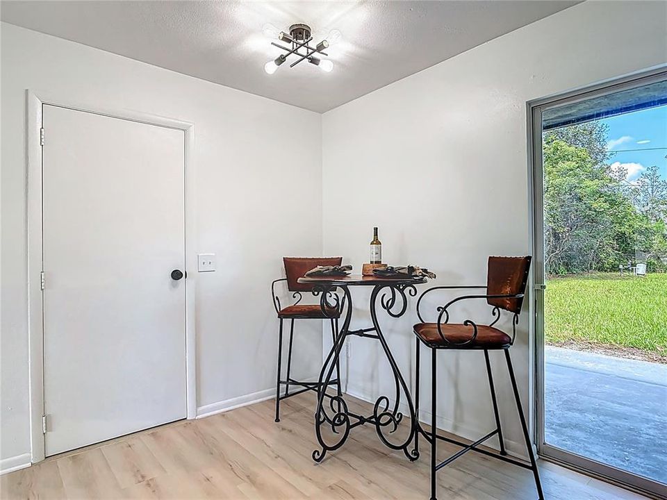 Под контрактом: $259,900 (3 спален, 1 ванн, 975 Квадратных фут)