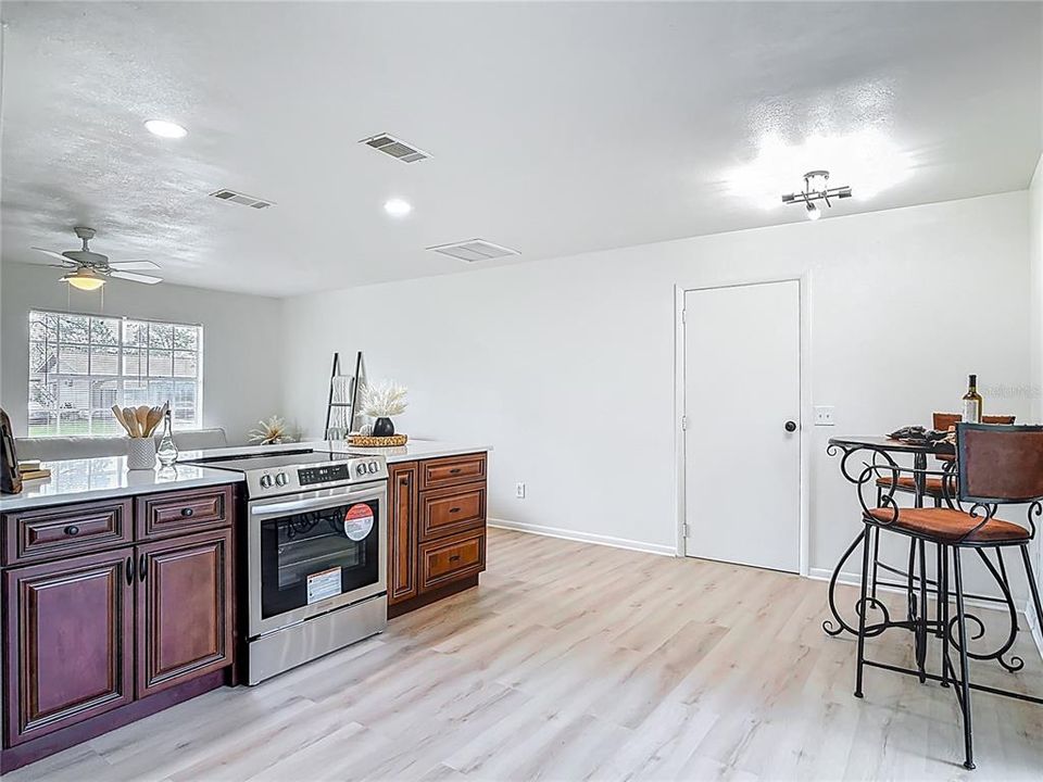 Под контрактом: $259,900 (3 спален, 1 ванн, 975 Квадратных фут)