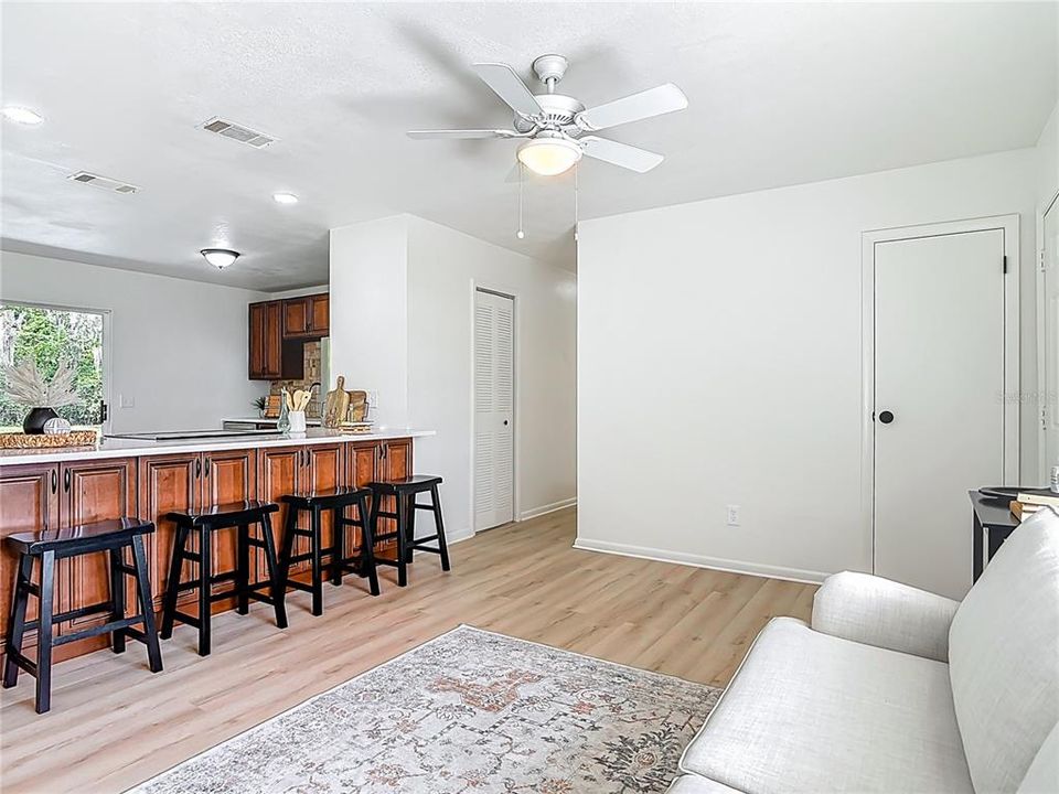 Под контрактом: $259,900 (3 спален, 1 ванн, 975 Квадратных фут)