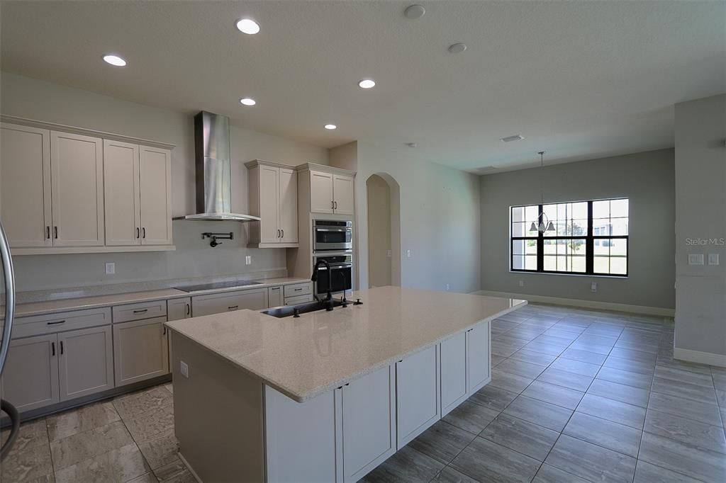 待售: $869,000 (6 贝兹, 6 浴室, 5002 平方英尺)