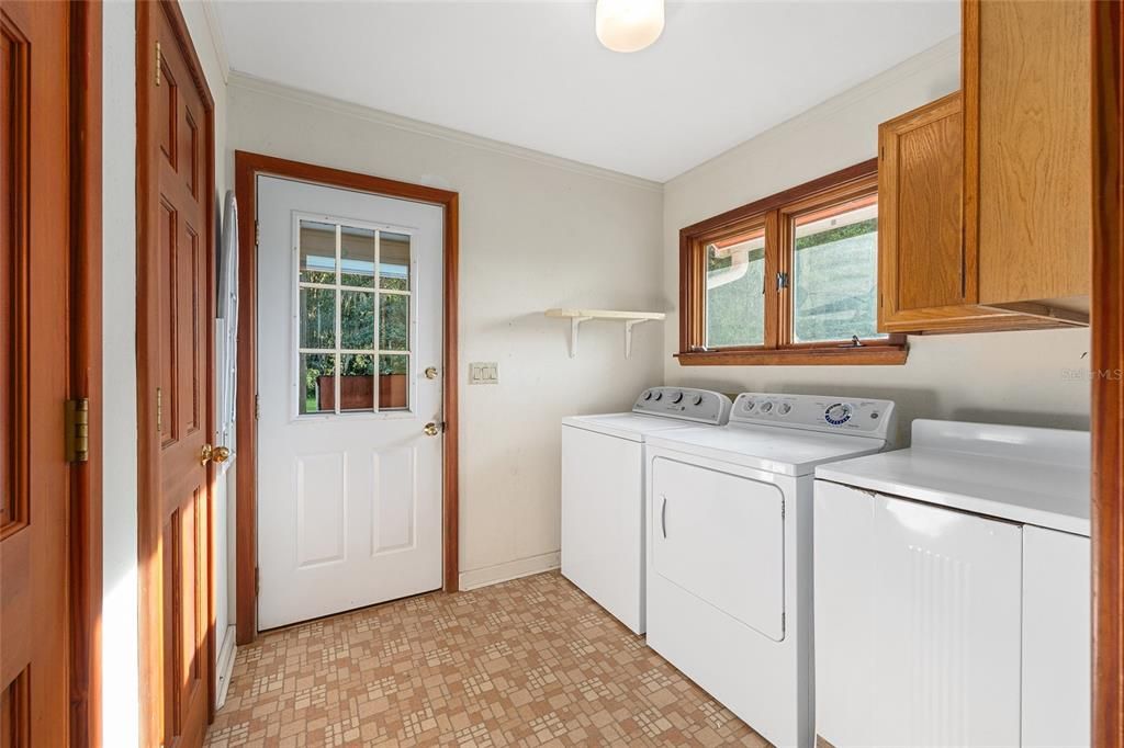 En Venta: $829,000 (3 camas, 2 baños, 2700 Pies cuadrados)