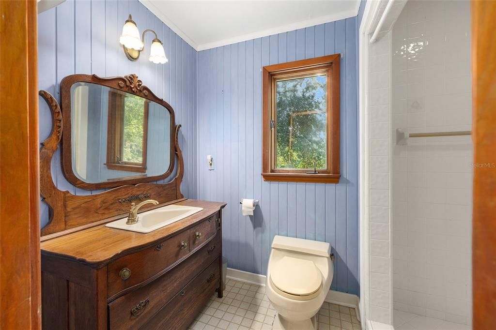 En Venta: $829,000 (3 camas, 2 baños, 2700 Pies cuadrados)