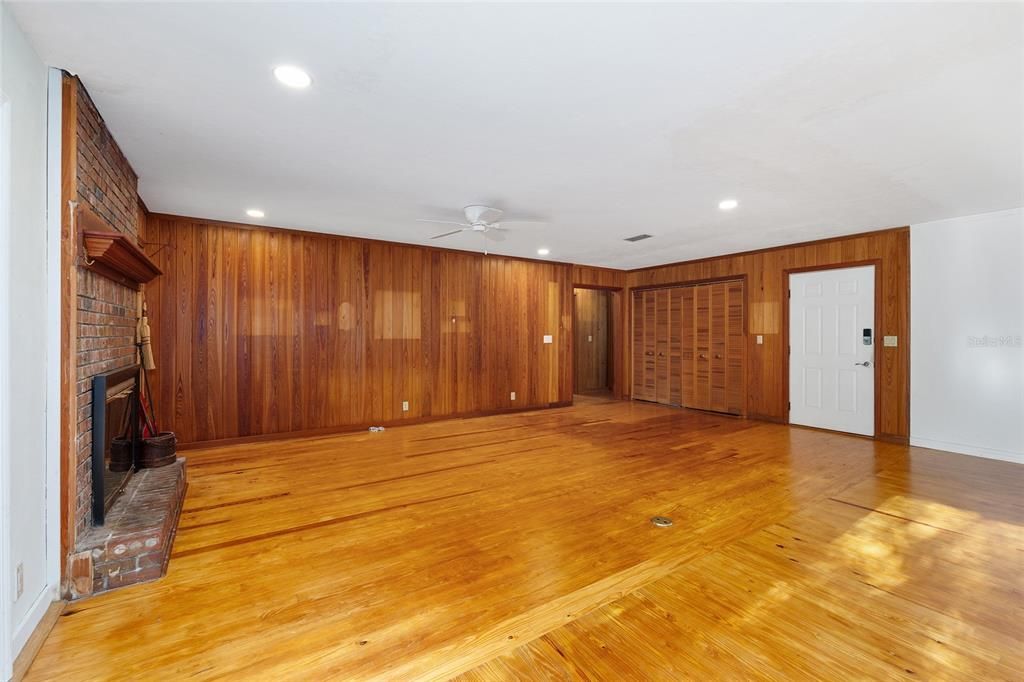 En Venta: $829,000 (3 camas, 2 baños, 2700 Pies cuadrados)