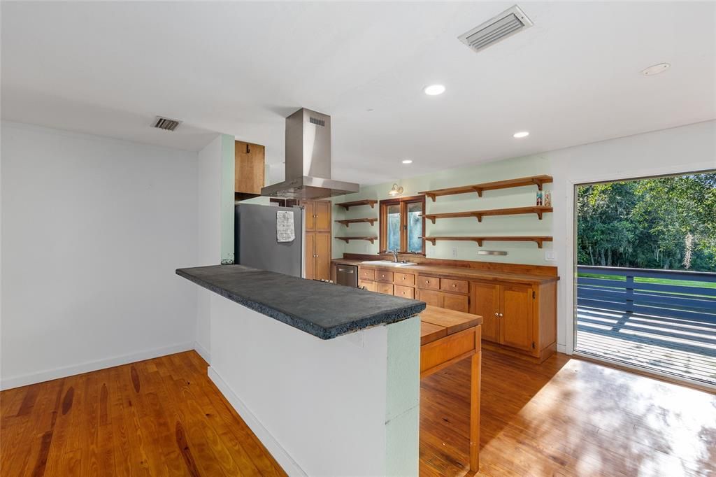 En Venta: $829,000 (3 camas, 2 baños, 2700 Pies cuadrados)