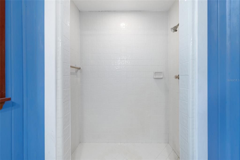 En Venta: $829,000 (3 camas, 2 baños, 2700 Pies cuadrados)