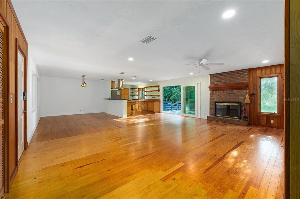 En Venta: $829,000 (3 camas, 2 baños, 2700 Pies cuadrados)