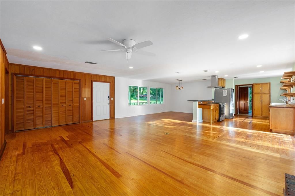 En Venta: $829,000 (3 camas, 2 baños, 2700 Pies cuadrados)