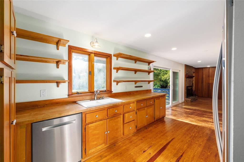 En Venta: $829,000 (3 camas, 2 baños, 2700 Pies cuadrados)