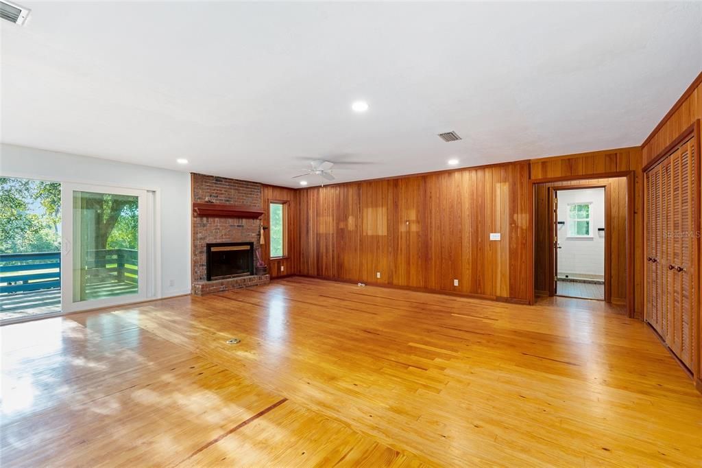 En Venta: $829,000 (3 camas, 2 baños, 2700 Pies cuadrados)