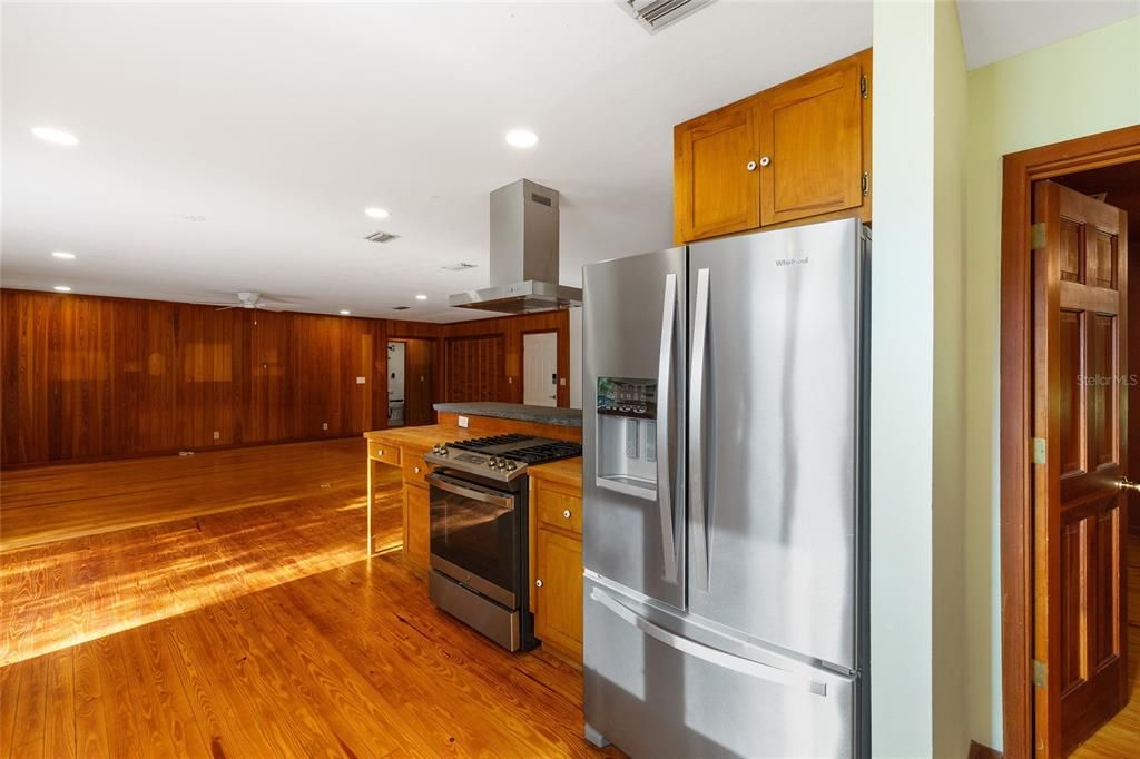 En Venta: $829,000 (3 camas, 2 baños, 2700 Pies cuadrados)