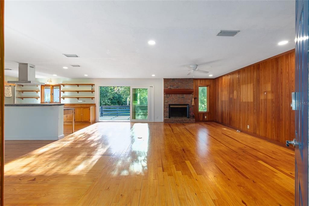 En Venta: $829,000 (3 camas, 2 baños, 2700 Pies cuadrados)