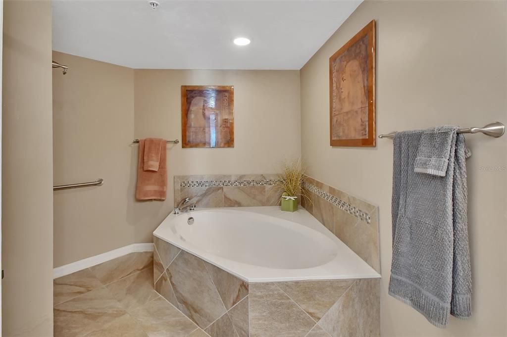 Active With Contract: $549,000 (2 beds, 2 baths, 1561 Square Feet)