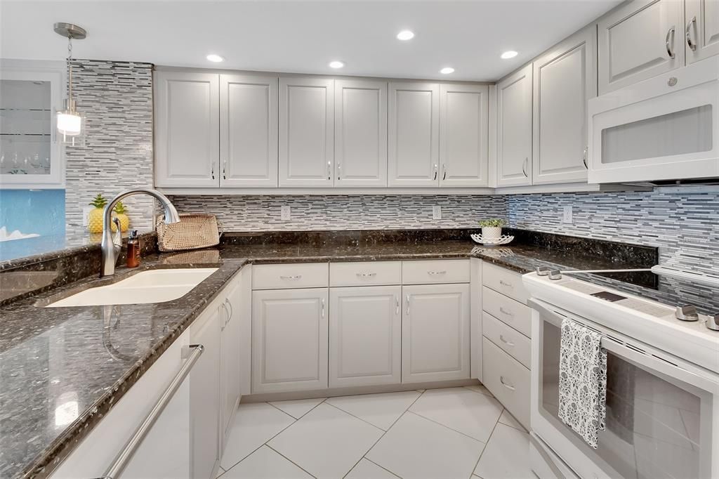 Active With Contract: $549,000 (2 beds, 2 baths, 1561 Square Feet)