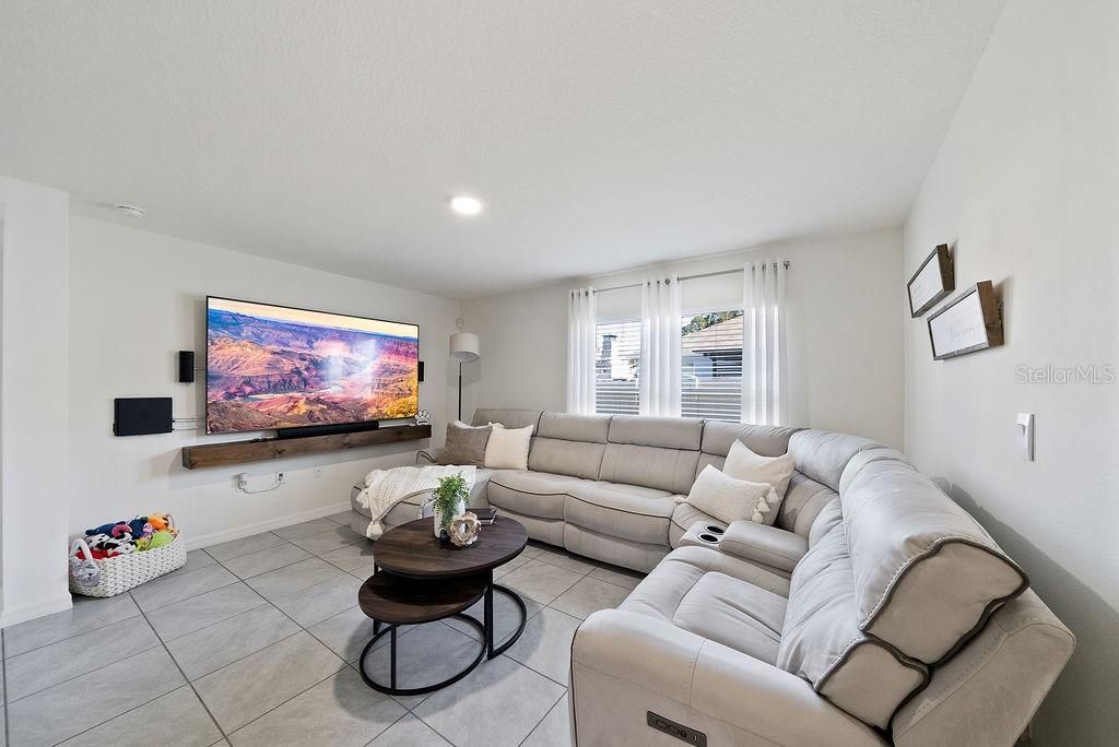 合同活跃: $2,200 (4 贝兹, 2 浴室, 1827 平方英尺)