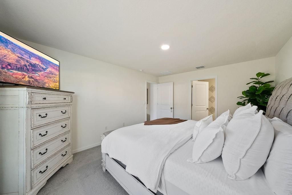 合同活跃: $2,200 (4 贝兹, 2 浴室, 1827 平方英尺)