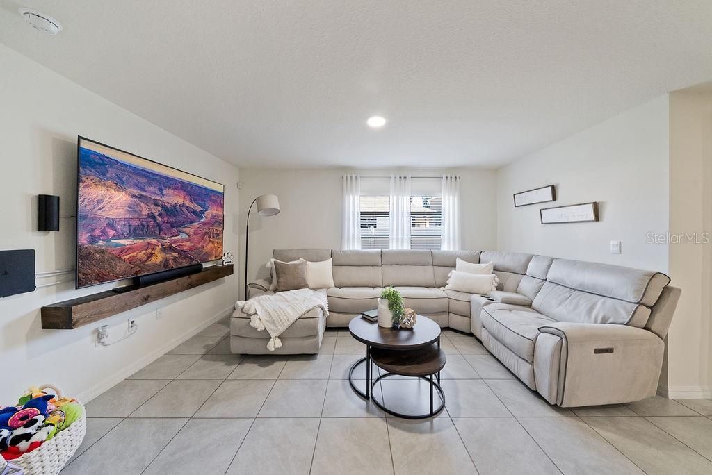 合同活跃: $2,200 (4 贝兹, 2 浴室, 1827 平方英尺)