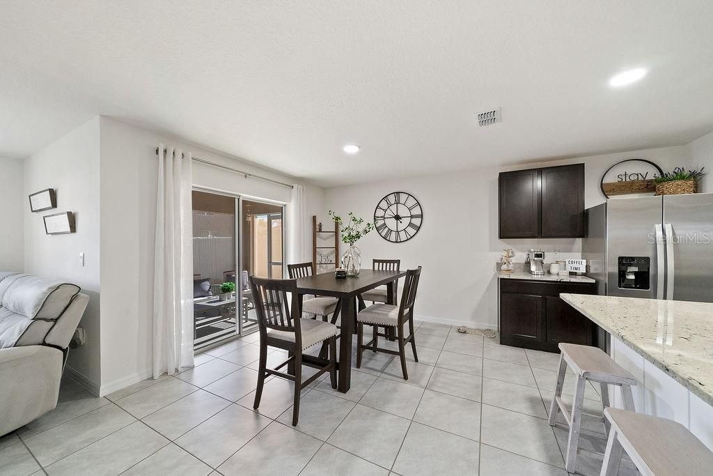 合同活跃: $2,200 (4 贝兹, 2 浴室, 1827 平方英尺)