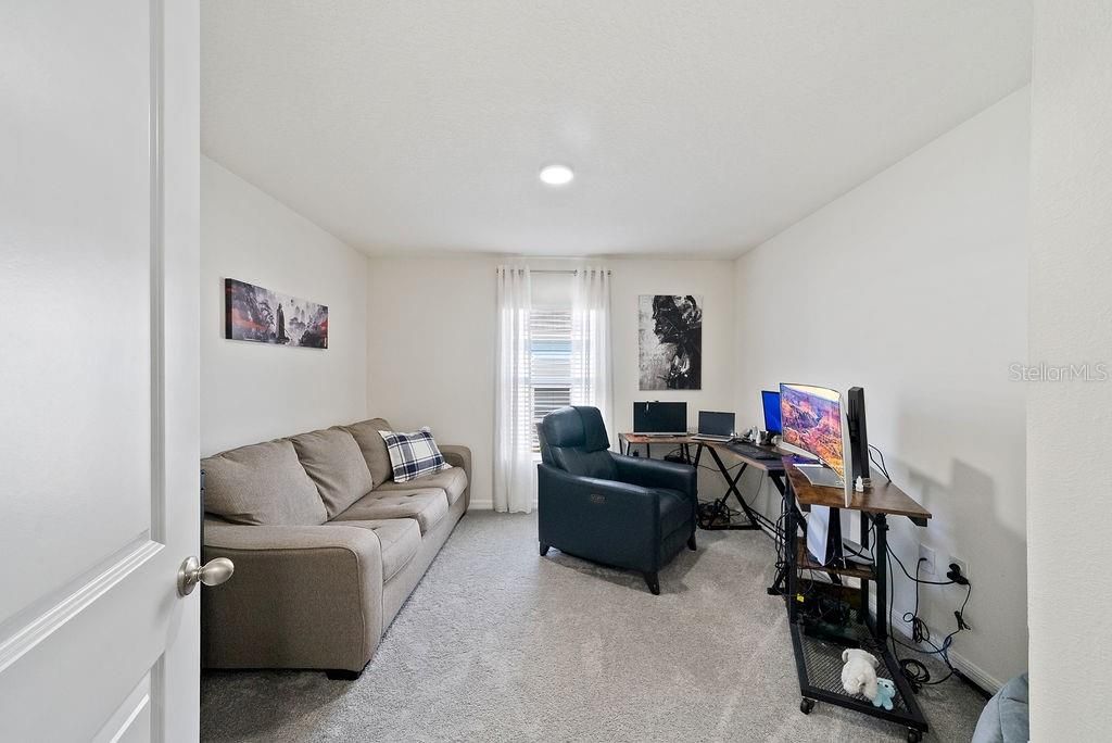 合同活跃: $2,200 (4 贝兹, 2 浴室, 1827 平方英尺)