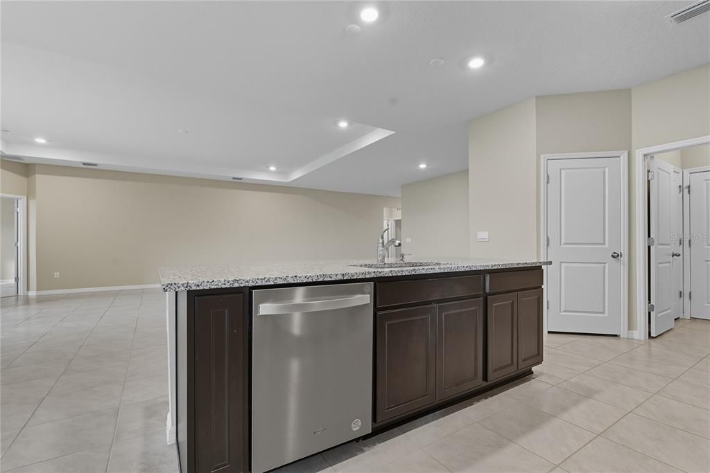 For Rent: $2,700 (4 beds, 3 baths, 2372 Square Feet)