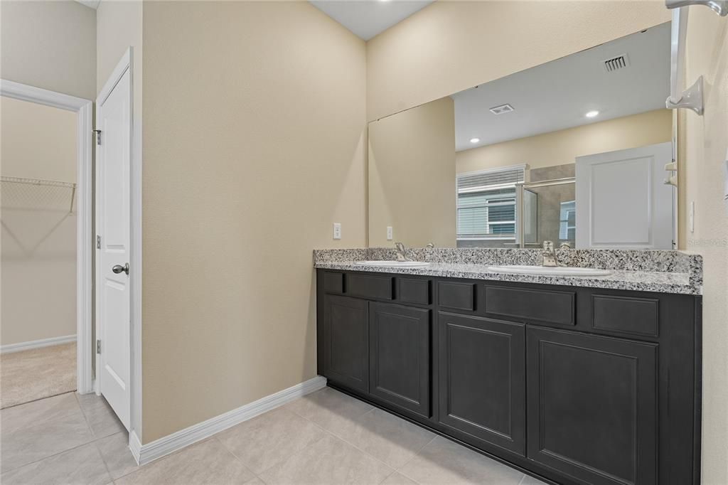 For Rent: $2,700 (4 beds, 3 baths, 2372 Square Feet)