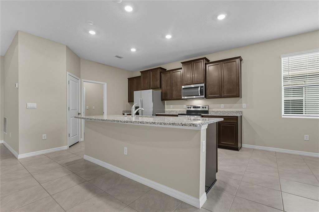 For Rent: $2,700 (4 beds, 3 baths, 2372 Square Feet)