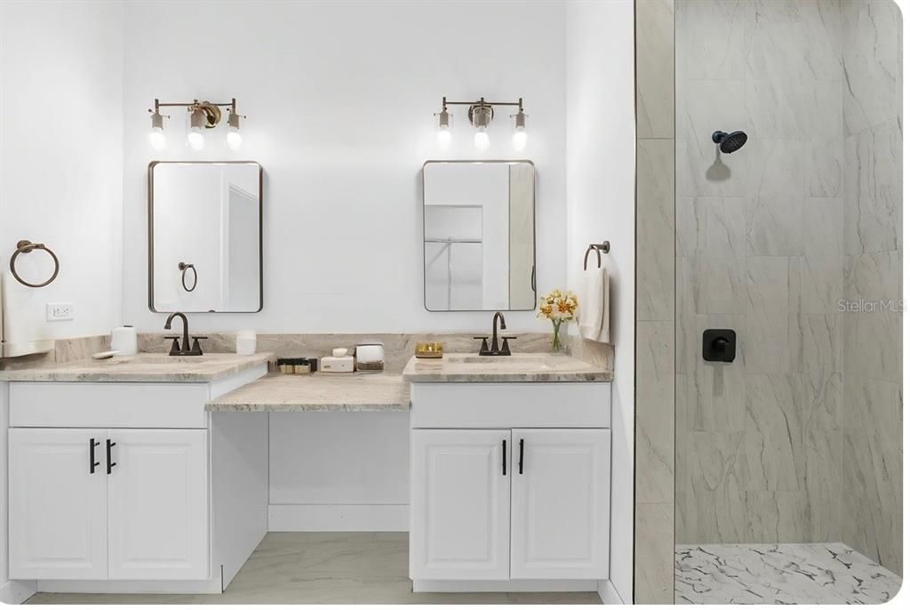 合同活跃: $249,000 (2 贝兹, 2 浴室, 1120 平方英尺)