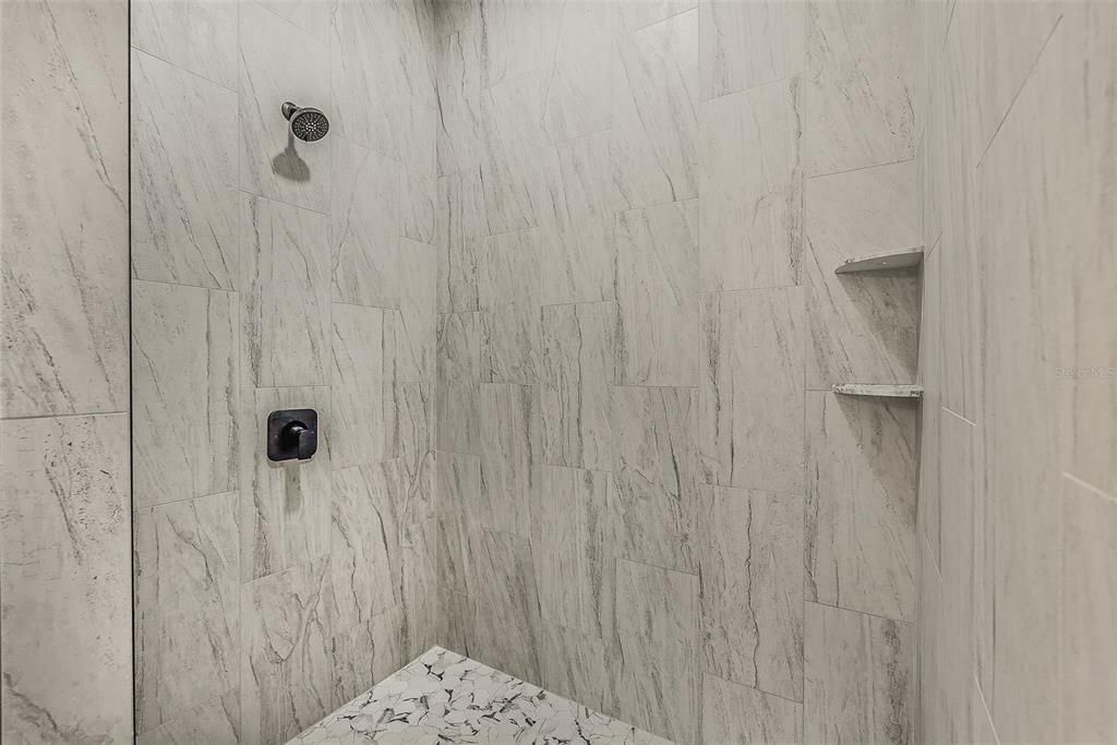 合同活跃: $249,000 (2 贝兹, 2 浴室, 1120 平方英尺)