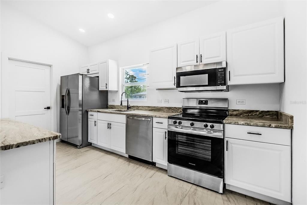 合同活跃: $249,000 (2 贝兹, 2 浴室, 1120 平方英尺)