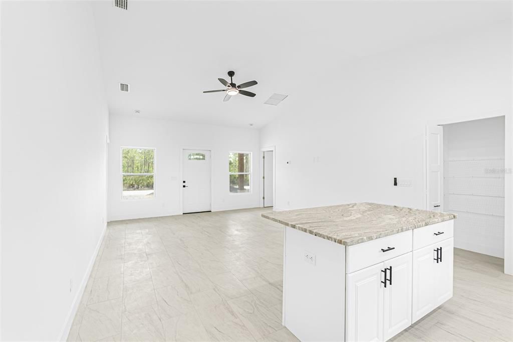 合同活跃: $249,000 (2 贝兹, 2 浴室, 1120 平方英尺)