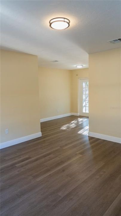 合同活跃: $260,000 (3 贝兹, 1 浴室, 920 平方英尺)