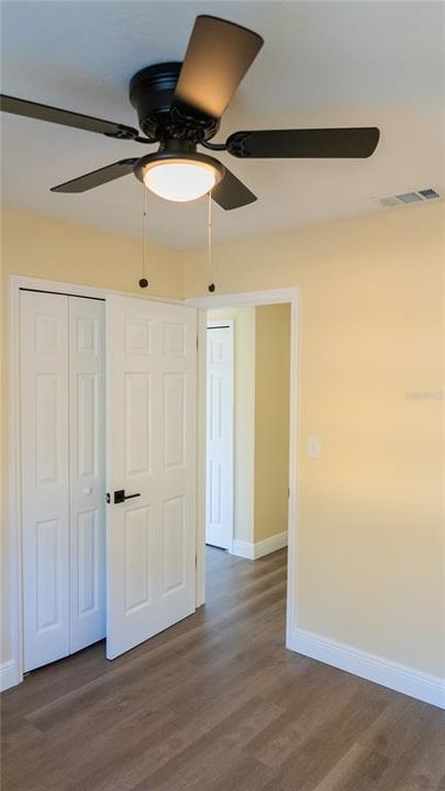 合同活跃: $260,000 (3 贝兹, 1 浴室, 920 平方英尺)