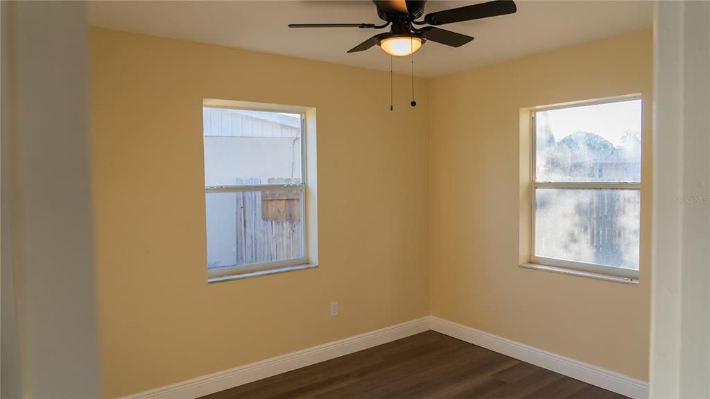 合同活跃: $260,000 (3 贝兹, 1 浴室, 920 平方英尺)